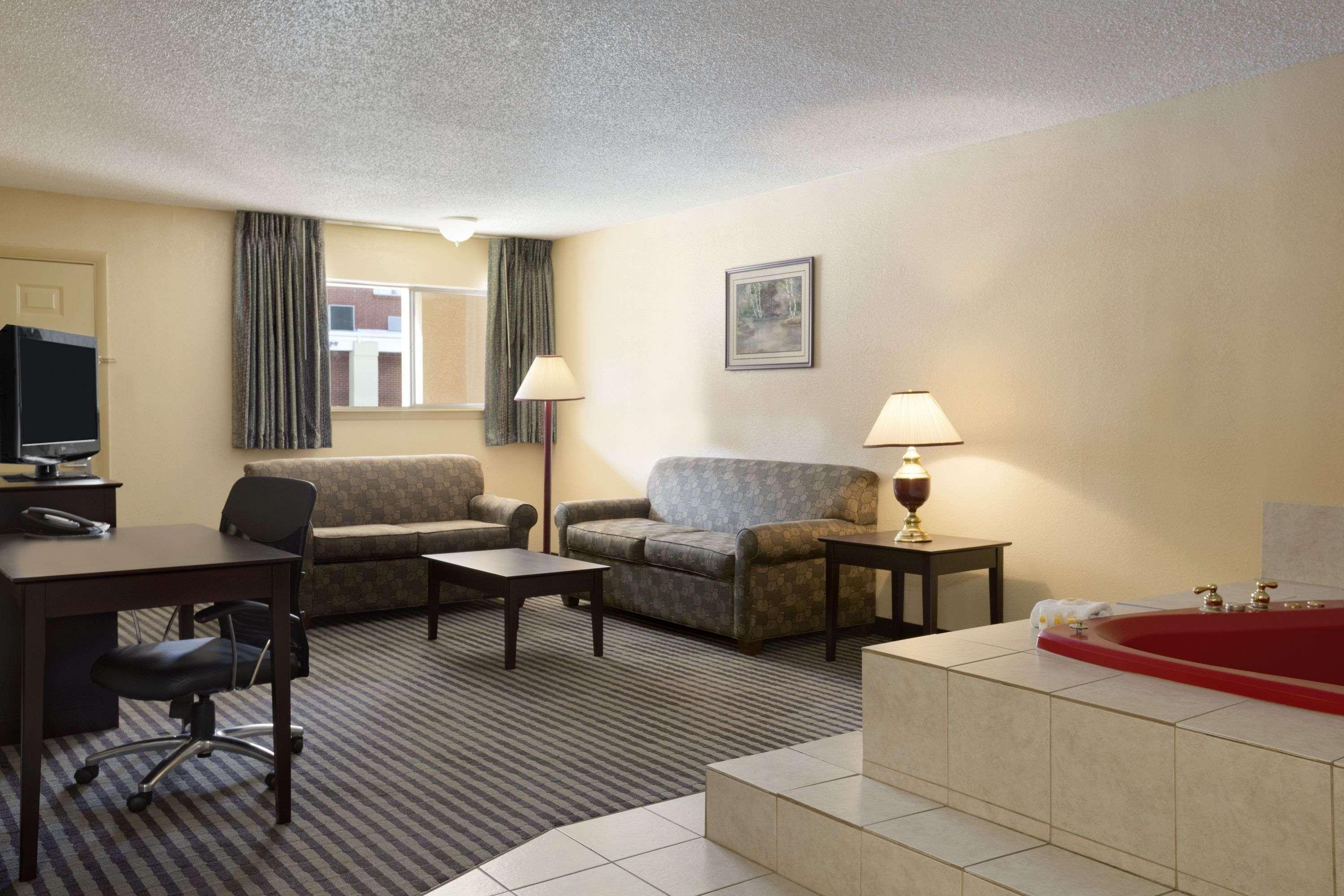 Days Inn By Wyndham Lawton Eksteriør bilde
